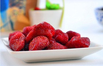 包邮进口草莓干235g罐装零食健康食品无色素休闲小吃酸甜水果干