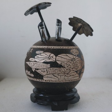 包邮海南特色椰壳雕画九鱼图 椰树笔筒居家实用摆件 植物工艺礼品