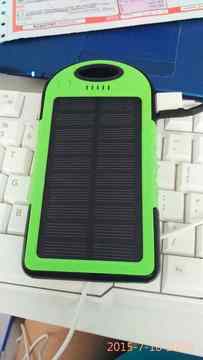 微信热卖太阳能充电宝 充电器 有光就可以冲电 灯光都可以充电哦