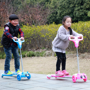 熊猫蛙式滑板车儿童滑板车三轮闪光四轮双脚踏板剪刀滑轮车正品