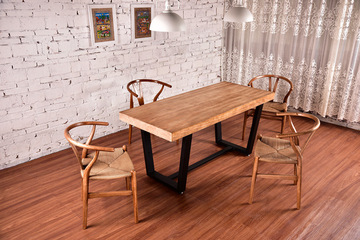 美式铁艺实木复古长方形餐桌 带有脚踏横杠加固家用吃饭桌子